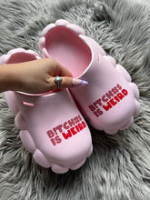 Sandalias antideslizantes con recortes y estampado de letras